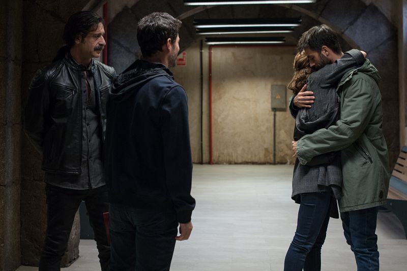 Amelia se despide de Pacino con un abrazo