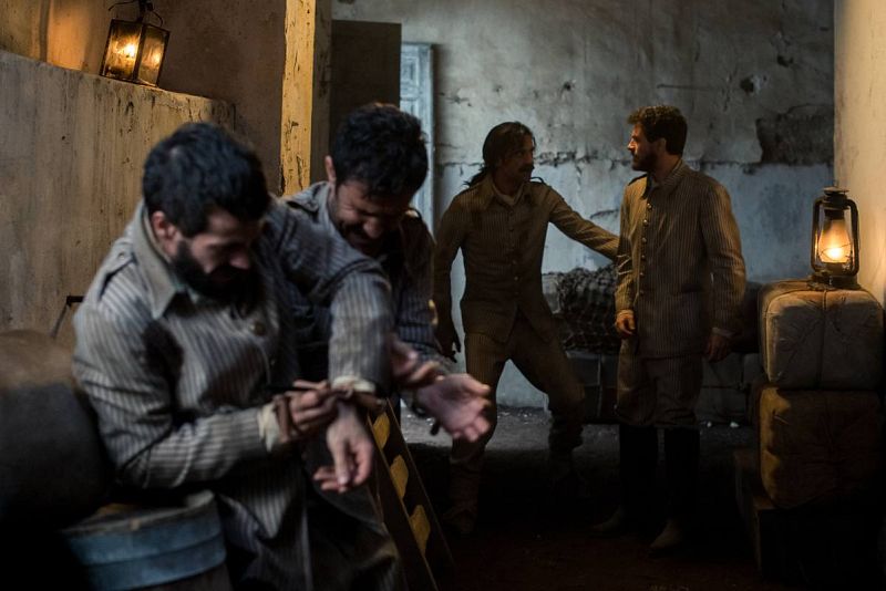  Alonso y Julián escapan de Baler, pero Menache y Toca no consiguen quitarse los grilletes