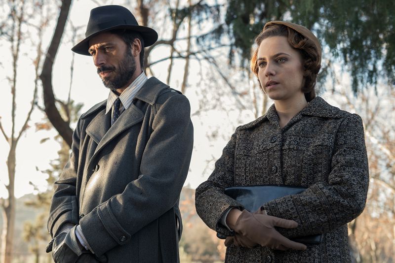 Pacino y Amelia observan la tumba de la joven.