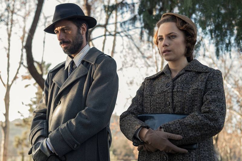  Pacino y Amelia observan la tumba de la joven.