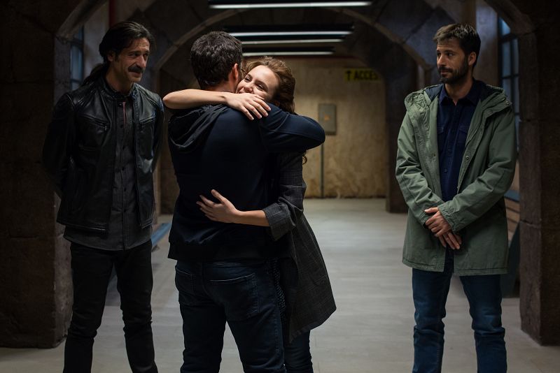 Julián y Amelia se abrazan en su reencuentro ante los ojos de Pacino y Alonso