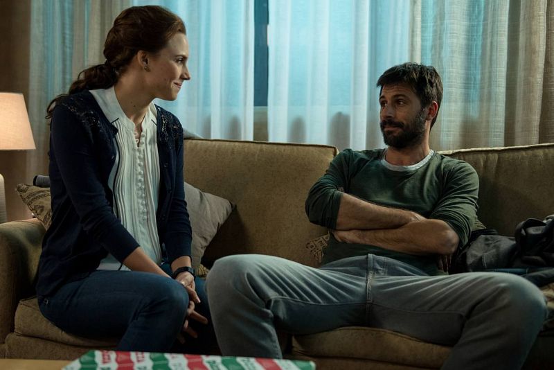  Amelia y Pacino hablan en el sofa sobre la vida del policía