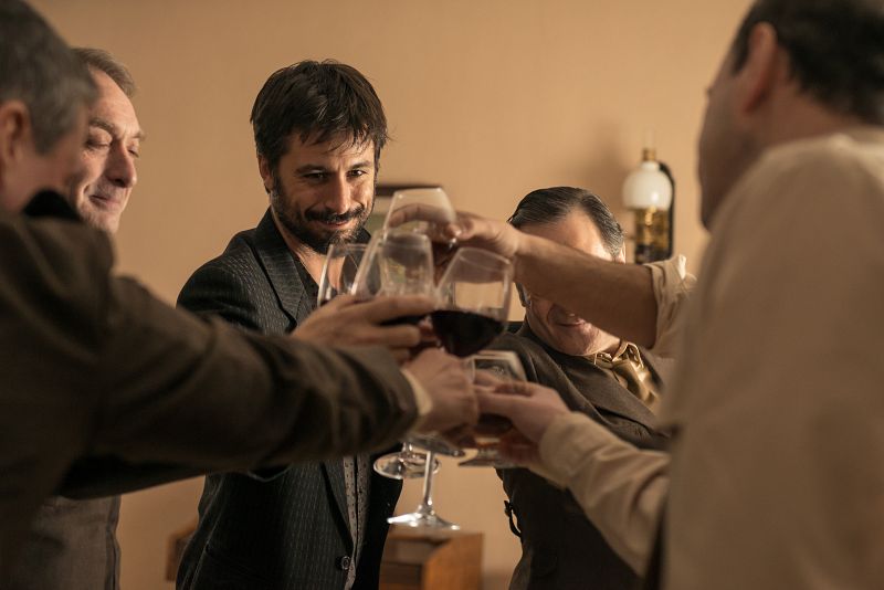 Pacino brinda junto a los asistentes a la fiesta de jubilación de su padre
