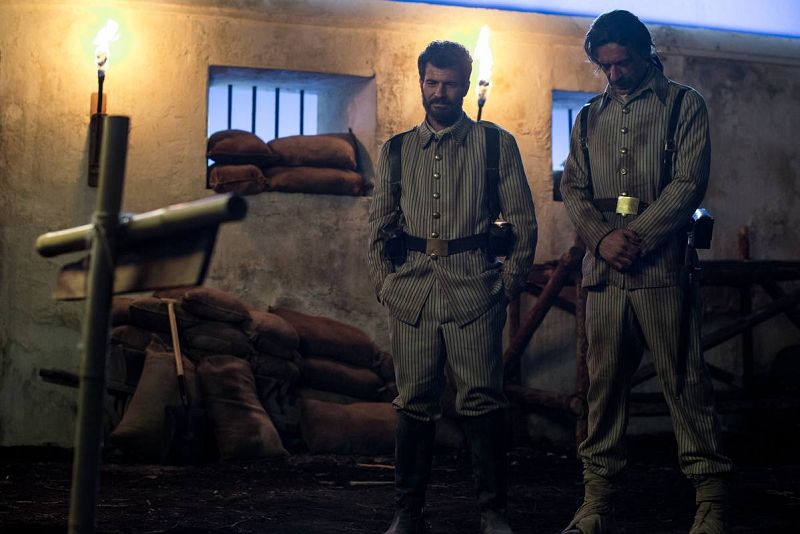  Julián y Alonso ante la tumba del soldado Lafarga que también ha muerto