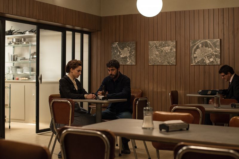 Pacino y Amelia hablan en la cafetería del Ministerio: Pacino se va.