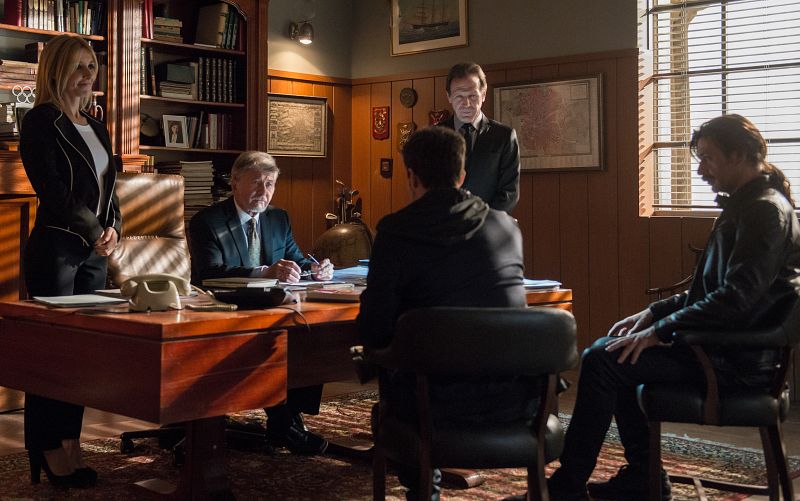 Salvador, Irene y Ernesto se reúnen con Julián y Alonso a su llegada