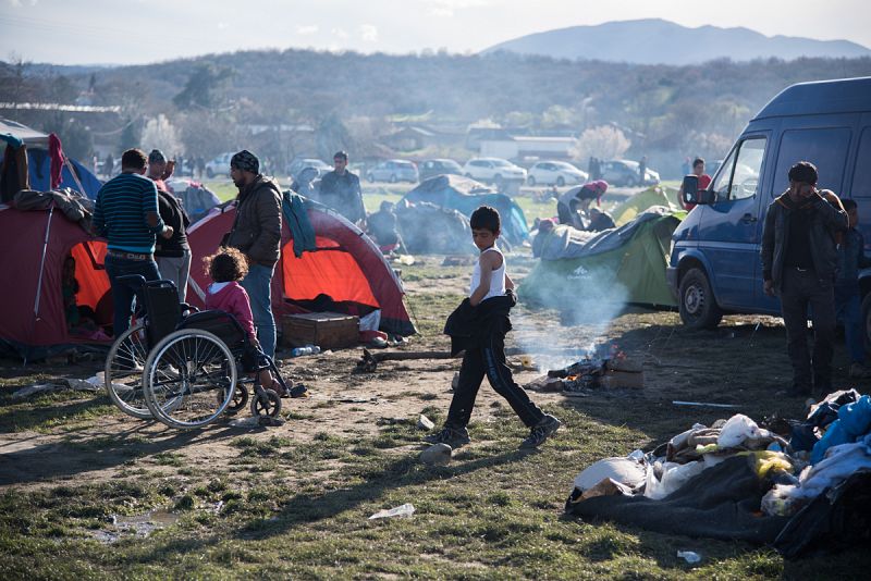 Miles de refugiados han quedado atrapados en Idomeni tras el cierre de la frontera con Macedonia