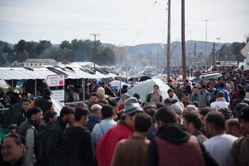 Con la frontera entre Grecia y Macedonia cerrada, 13.000 migrantes aguardan atascados en Idomeni