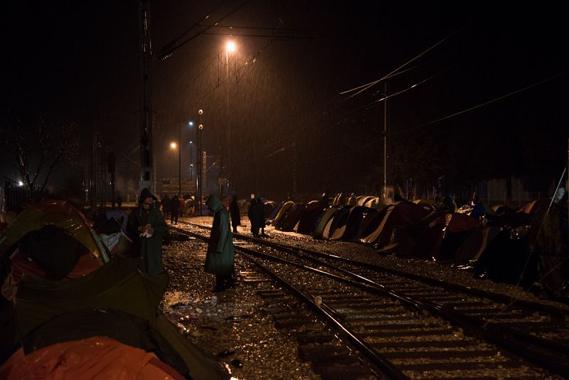 La espera entre Macedonia y Grecia se hace más dura con la lluvia y el frío invernal