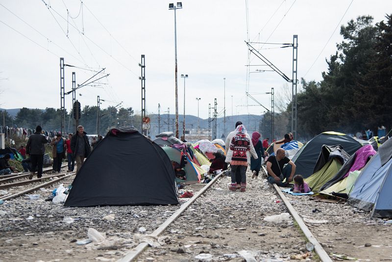 En Idomeni, Grecia, 13.000 refugiados aguardan atrapados a conocer su futuro tras el acuerdo entre Europa y Turquía