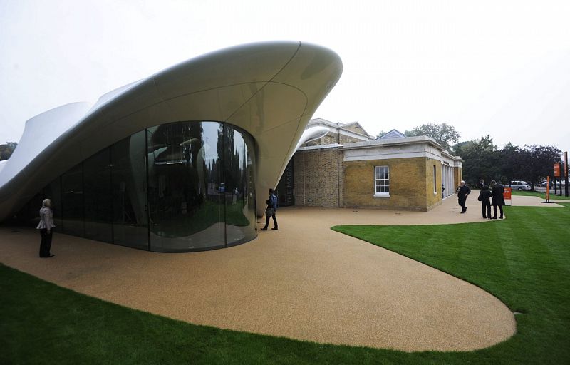 Vista exterior de la nueva galería Serpentine Sackler en Hyde Park, Londres