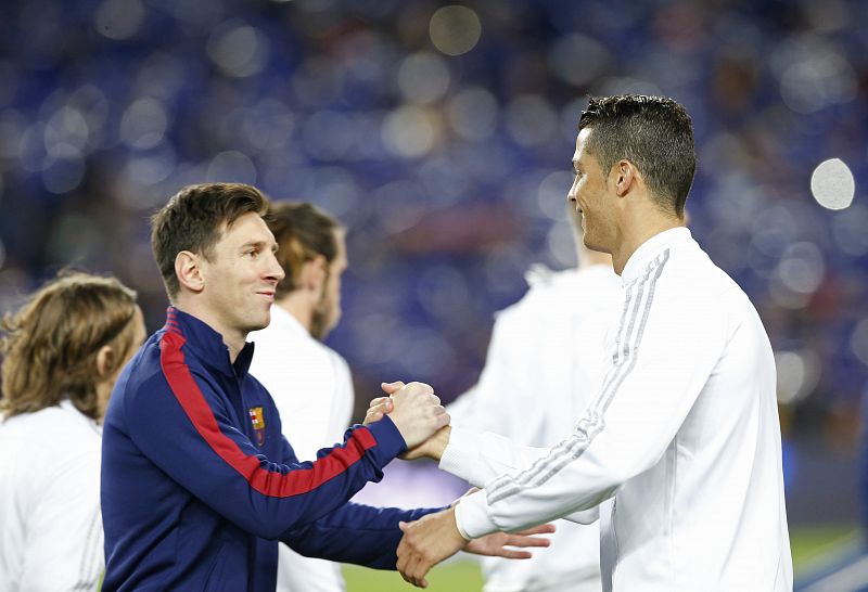 Leo Messi y Cristiano Ronaldo se saludan antes del Clásico