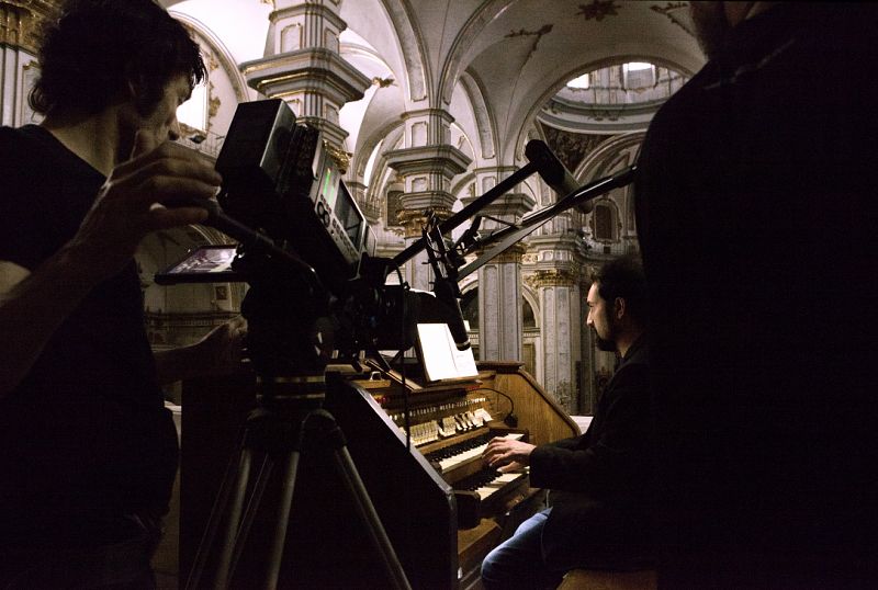 Fotografiando el órgano durante el rodaje de 'El arquitecto de Nueva York'
