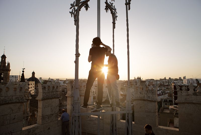 Rodando la puesta de sol desde los tejados de Valencia