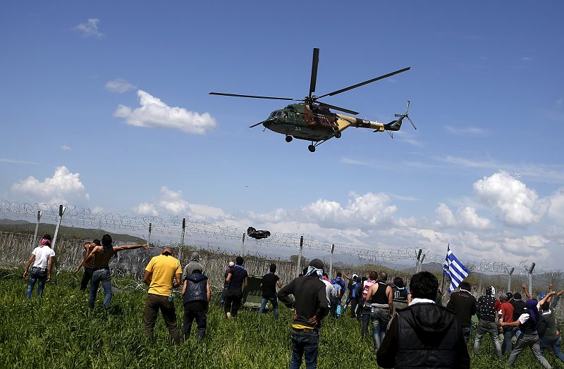 Un helicóptero sobrevuela la frontera con Macedonia tras los enfrentamientos entre la guardia y los refugiados