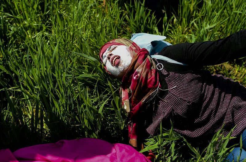 Tendida en el suelo, con la pasta llena de crema de dientes e intentando respirar