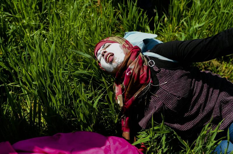 Tendida en el suelo, con la pasta llena de crema de dientes e intentando respirar