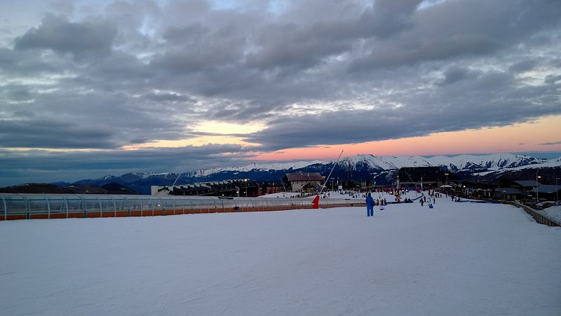 Imagen de la localidad francesa de Saint Lary al atardecer.