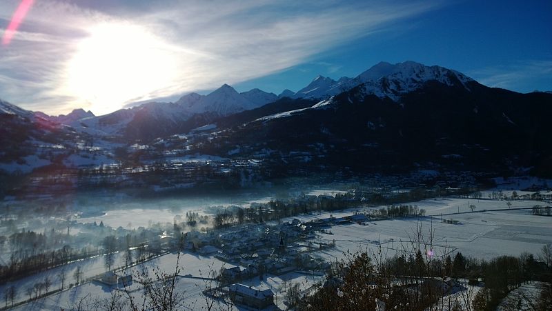 Imagen de la localidad francesa de Saint Lary al amanecer.