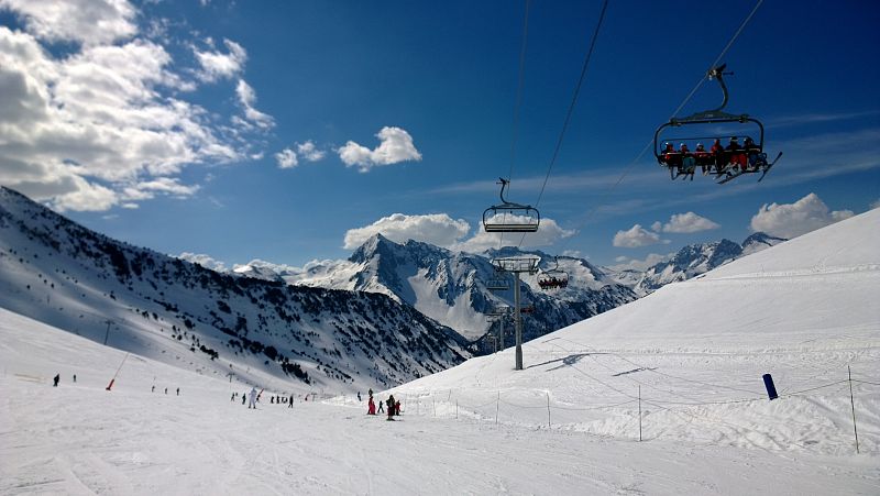 Visitantes hacen uso de un telesilla en Saint Lary.