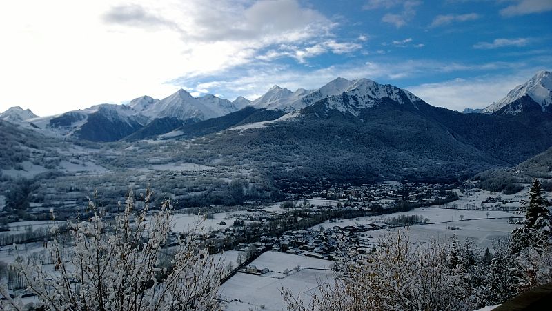 Imagen de Saint Lary, con su dominio esquiable al fondo.