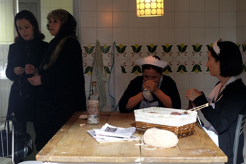 Clara y Margarita se cuelan hasta la cocina