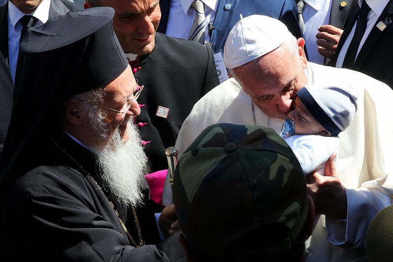 El papa Francisco implora desde Lesbos una solución para los refugiados