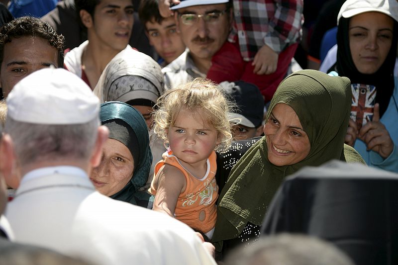 El papa Francisco implora desde Lesbos una solución para los refugiados