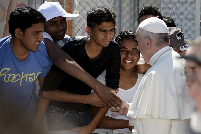 El papa Francisco implora desde Lesbos una solución para los refugiados