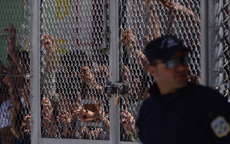 El papa Francisco implora desde Lesbos una solución para los refugiados