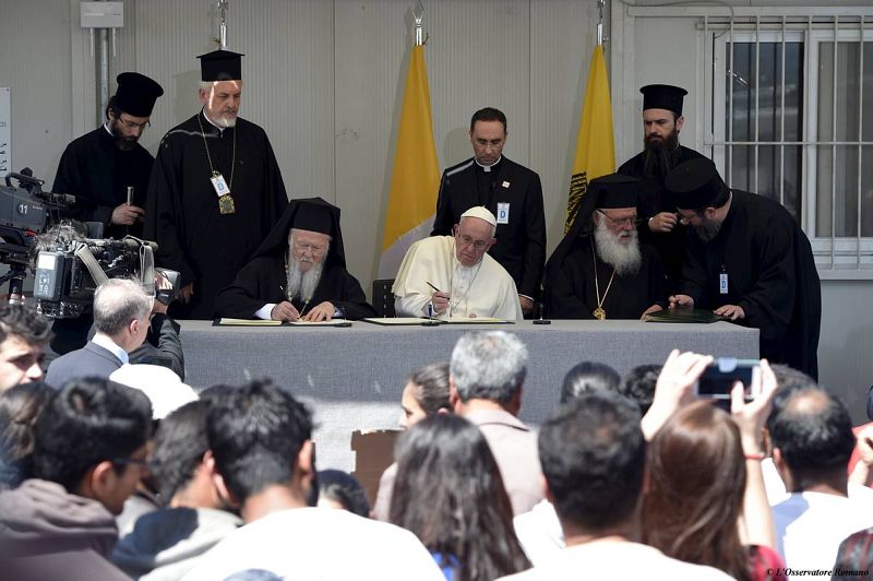 El papa Francisco implora desde Lesbos una solución para los refugiados