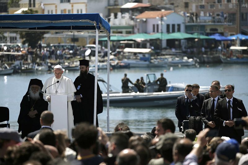 El papa Francisco implora desde Lesbos una solución para los refugiados