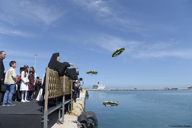 El papa Francisco implora desde Lesbos una solución para los refugiados