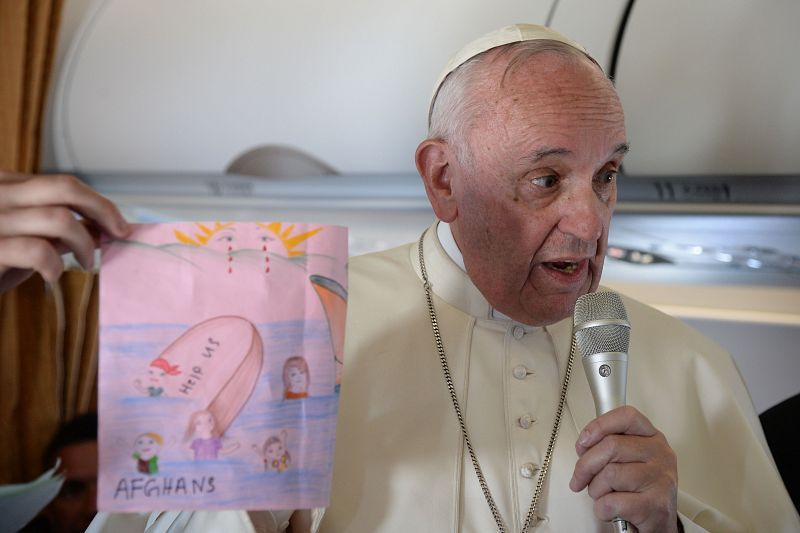 El papa Francisco implora desde Lesbos una solución para los refugiados