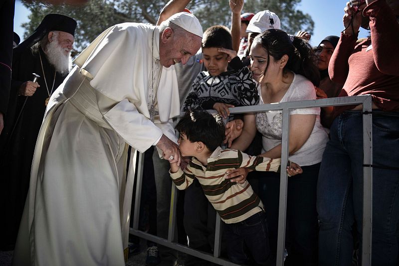 El papa Francisco implora desde Lesbos una solución para los refugiados