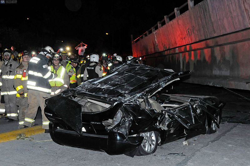 Uno de los coches afectados tras la destrucción de un puente por el seísmo