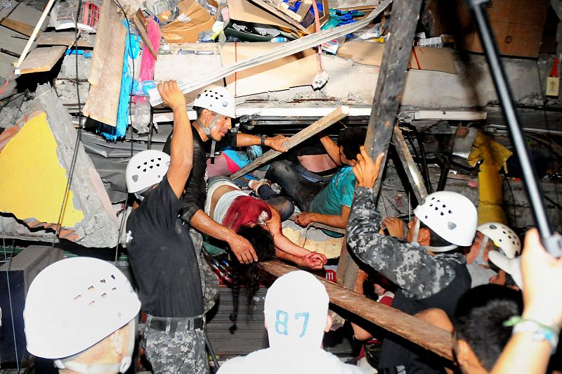 Rescatan a una persona de entre los escombros de un edificio afectado por el terremoto en Manta