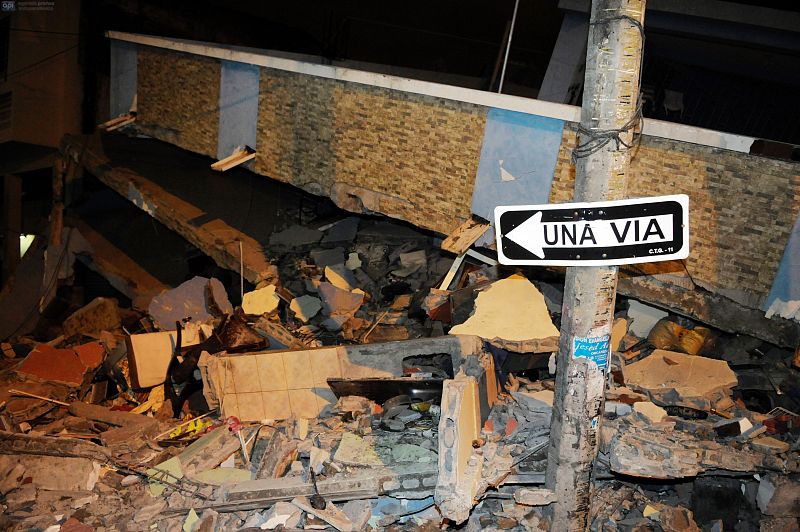 Uno de los edificios destruidos por el terremoto en Guayaquil