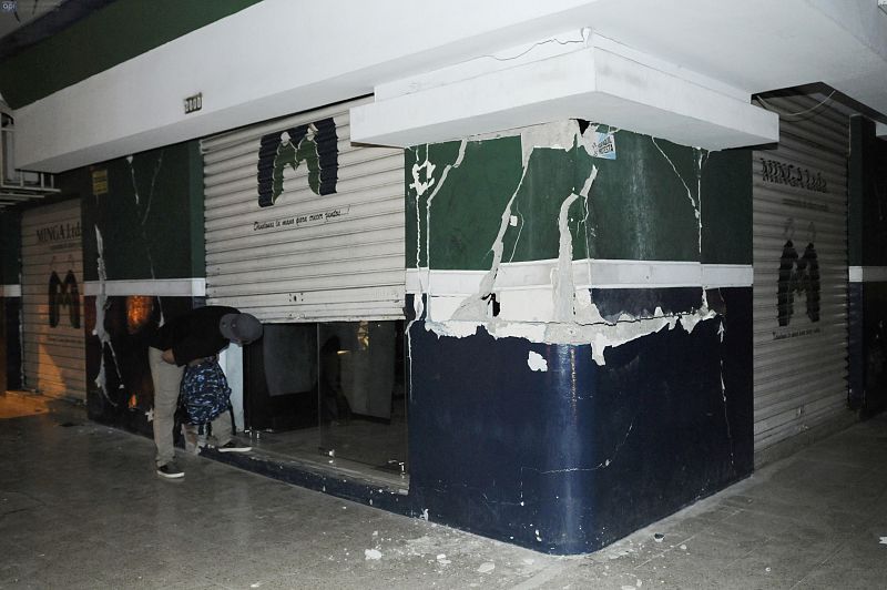 Un local comercial afectado en Guayaquil por el terremoto