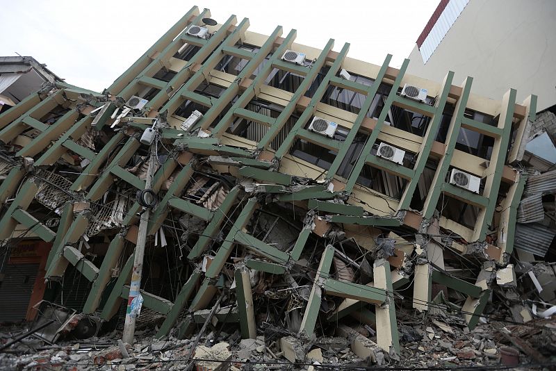 Un edificio destruido por el terremoto en Portoviejo