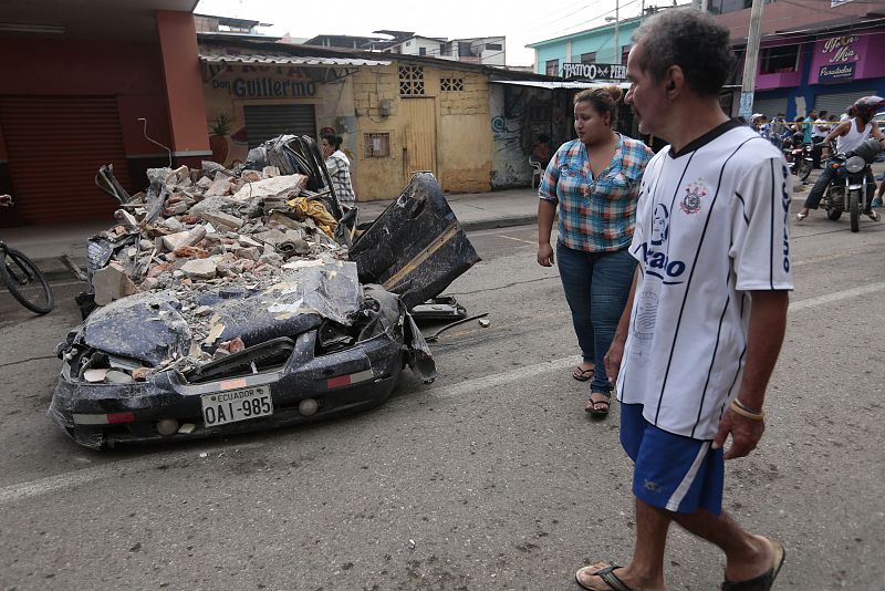 Un coche aplastado por los escombros en Portoviejo