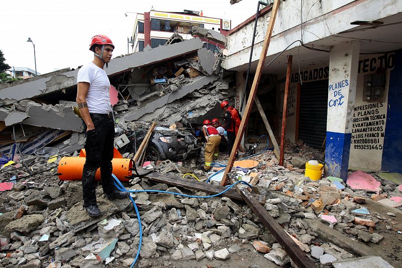 Los equipos de rescate trabajan en Pedernales