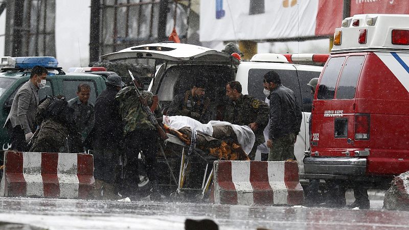 Varias personas trasladan a un herido. El atentado se ha producido en la zona de máxima seguridad de Kabul, cerca del Ministerio de Defensa. EFE/Jawad Jalali