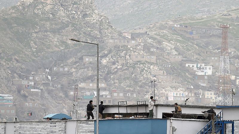 Fuerzas de seguridad afganas toman posiciones en un edificio cercano al lugar de la explosión. Tras la deflagración se ha iniciado un tiroteo entre fuerzas de seguridad e insurgentes. AFP PHOTO / WAKIL KOHSAR