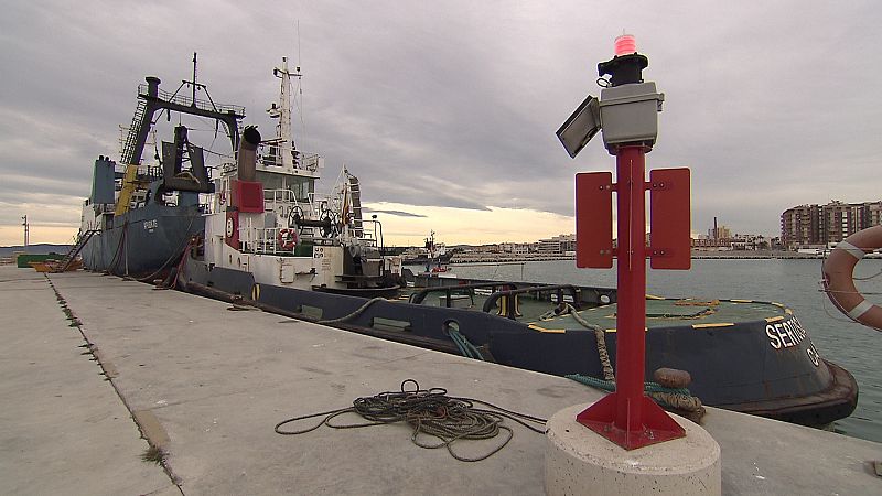La empresa Varadero Vinaròs está desguazando pesqueros y remolcadores en el puerto