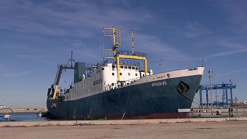 El pesquero Apuokas espera su fín en el puerto de Vinaròs