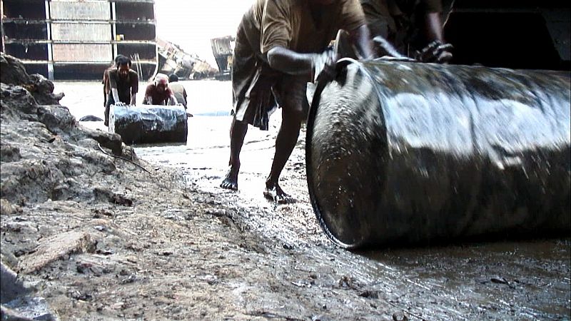 Los desguaces en Bangladesh no respetan los derechos laborales y medioambientales