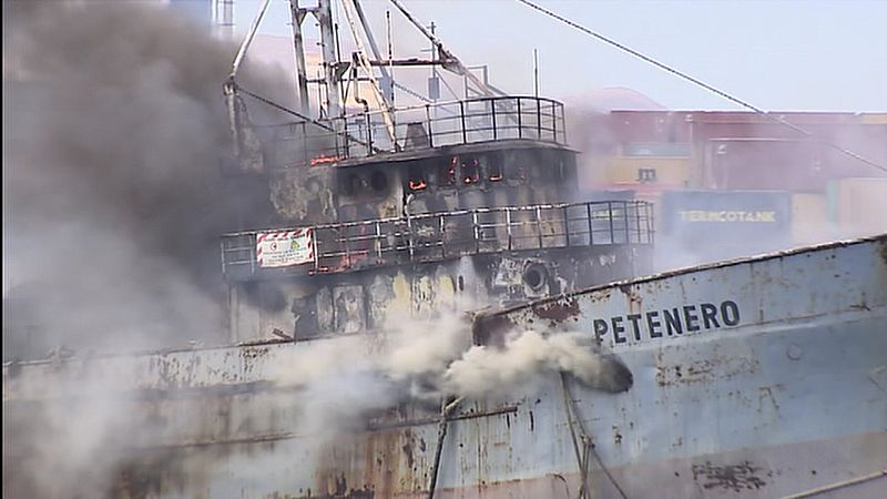 Incendio en un pesquero abandonado en el Puerto de la Luz, Canarias