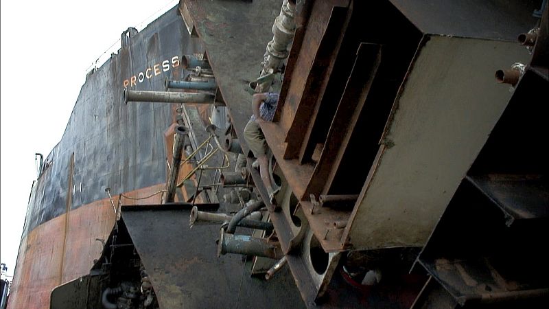 Los trabajadores en Chittagong, Bangladesh, ponen su vida en peligro todos los días