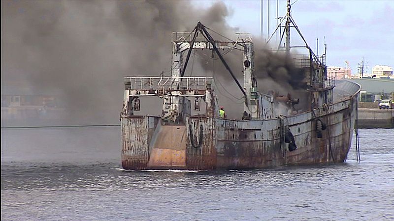 Incendio en un pesquero abandonado en el Puerto de la Luz, Canarias